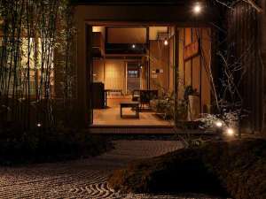 「京のおおぞら　彩華　織の宿」の夜の庭から見た室内