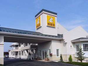 「ファミリーロッジ旅籠屋・名阪長島店」の広い客室にクイーンサイズベッド２台を配置した人気のロードサイドホテル。