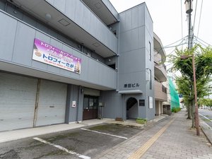 「佐賀インターナショナルゲストハウスＨＡＧＡＫＵＲＥ２号店」の階段入り口（建物正面左側から）