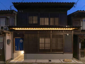 「町家レジデンスイン　武蔵　藍の辻」の金沢の趣ある町家（町屋）一棟貸しの古民家宿。一軒家のような完全プライベート空間。キッチンで自炊可能。
