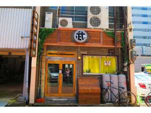 「高松ゲストハウスＢＪステーション」の入り口　1Fでは平日の昼にはカフェを、夜にはバーもやっています。