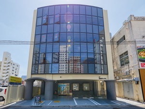 「沖縄ゲストハウスＧＲＡＮＤ那覇～グラン那覇～」の【ホテル外観】国道58号線から1つ中の通りに位置するアクセス良好な施設です。