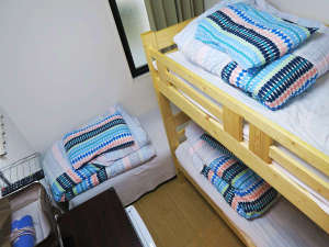 洋室トリプルルームは、2段ベッド1台とシングルベッド1台をご用意した3名様用のお部屋です。