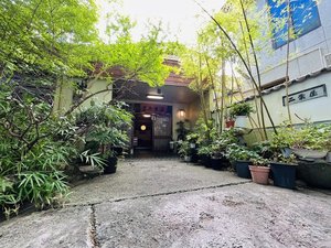 「二葉屋旅館」の玄関