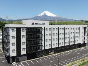 「レンブラントスタイル御殿場駒門ー富士の心湯ー」の雄大な富士山が望めます。
