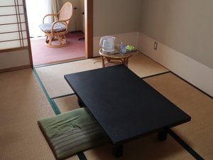 ■川沿い6畳和室■静かな趣のある和室にて安らぎのひとときをお過ごしください。