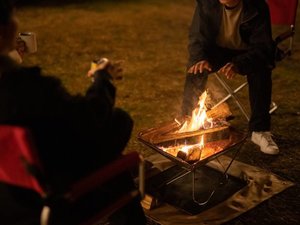 星が輝く静かな夜空の下、焚火の明かりが揺れ、優雅なひとときを演出します。