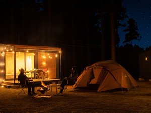 「a　laise　camp　すめらぎの森」の夜になると、静寂に包まれるコテージにライトが灯り、幻想的な雰囲気が漂います。