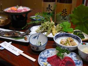夕食は、陶板料理、信州名産の馬刺し、山菜を使った郷土料理などです。ご飯は地元産コシヒカリ米です。
