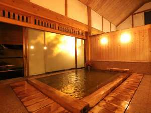 古代檜で造られた大浴場。湯屋造りの風呂は天井が高く開放感たっぷり。