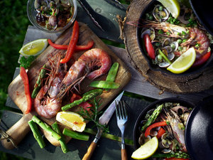 アサリや海老を使った夏の鉄鍋料理のパエリア