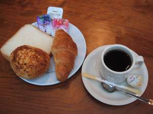 「ホテル　アイランド　コーラル」の朝食無料サービス　（パンとコーヒー、セルフサービス）　