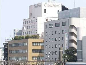 「グランドホテル神奈中・平塚」の平塚駅方面から見たホテル外観。手前が別館、奥が本館となります。