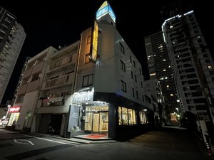 「ホテルクリスタル広島」のいらっしゃいませ！夜の外観を目印にお越しください。