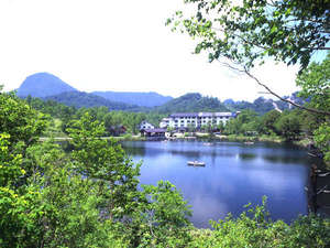 「湖畔かけ流しの一軒宿　木戸池温泉ホテル」の湖面越しのホテル全景