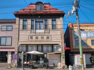 「(旧）岡川薬局」の指定歴史的建造物。施設内にカフェ併設。新旧共存のお洒落空間。