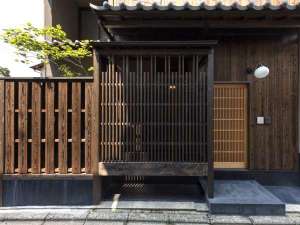 「町家レジデンスイン　祇園南　万花」の京都の趣ある町家（町屋）一棟貸しの古民家宿。キッチン付きで自炊も可能ですが、部屋食プランもおすすめ。