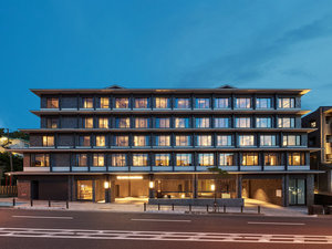 「THE　HOTEL　HIGASHIYAMA　by　KyotoTokyuHotel／京都東急ホテル東山」の【ホテル外観】地下鉄「東山駅」や近隣のバス停も徒歩圏内で観光が便利です。