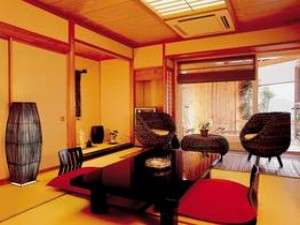 【和室１０畳】アジアン家具がかわいいゆったり和室。ごろんと寝ころびたい時は広めのお部屋がオススメ♪
