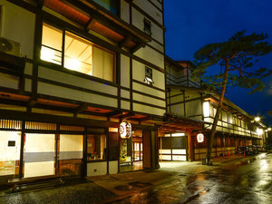 「草津温泉　大阪屋」の伝統を再現した建築様式　大きな白壁と黒い梁が美しい景観を創り出す伝統の"せがい出し梁造り"