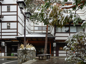 「草津温泉　大阪屋」の伝統を再現した建築様式　大きな白壁と黒い梁が美しい景観を創り出す伝統の"せがい出し梁造り"