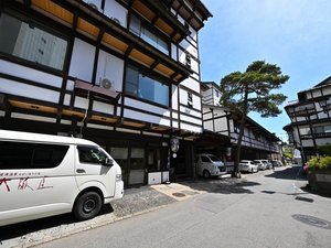 「草津温泉　大阪屋」の伝統を再現した建築様式　大きな白壁と黒い梁が美しい景観を創り出す伝統のせがい出し梁造り
