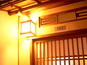 お部屋の入り口一例。純和風の造りで、温かみのある灯りがともります。