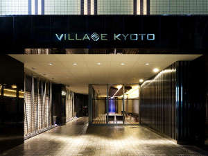 「デザイナーズ和室＆大浴場　ヴィラージュ京都」のコンパクトながらも洗練されたエントランスを進むと、あなただけの空間へ