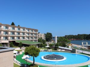「絹肌の湯　松島温泉　松島センチュリーホテル」のホテル外観とガーデンプール