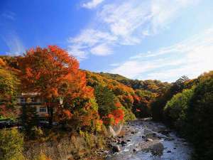「国民宿舎　渓山荘」の美しい紅葉に囲まれた秋の渓山荘