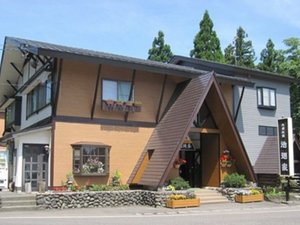 「池の平温泉　池廼家旅館」の*外観（夏）／天然温泉＆田舎料理が好評！旅館妙高山を一望するいもり池に一番近い宿