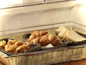 「DEN’S　HOTEL　Yonezawa（旧米沢エクセルホテル東急）」の【朝食】「焼きたての三種類パンに、いちごジャムやマーガリン、バターを添えて。」