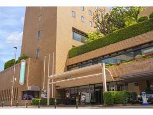 「ホテル　福岡ガーデンパレス」のレンガ造り、3階に緑豊かな庭園。四季折々の木々。