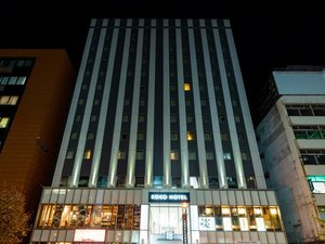 「ＫＯＫＯ　ＨＯＴＥＬ札幌駅前」の夜の外観