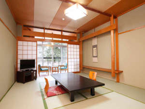 【本館和室】ご家族やご夫婦に◎部屋毎に異なる眺望で、奈良の歴史と自然の移ろいを感じて頂けます。
