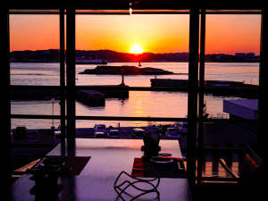 「KINOSUKE　｜　きの助　日間賀島　島のサウナ」の夕陽を眺めながらのお食事は至福の時間。