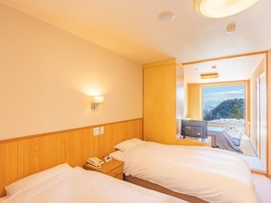 富士山・南アルプス・八ヶ岳を望む6畳の和室とツインベッドのお部屋です