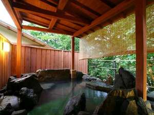 源泉かけ流し離れの湯屋「森乃湯」の露天風呂。季節の移り変わりを実感できます。