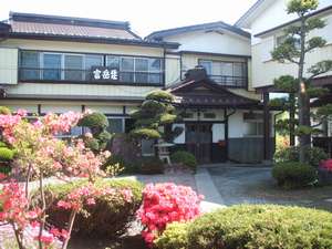 「民宿　富岳荘」の庭園が四季おりおりの旅情を演出しています。