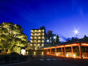 「有馬温泉　銀水荘　兆楽」の外観（夜）