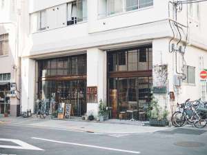 「Ｎｕｉ．　ＨＯＳＴＥＬ　＆　ＢＡＲ　ＬＯＵＮＧＥ　」の建物外観