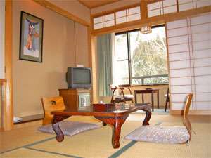 ○客室一例。【梅】の部屋で、６畳間になります。小ぢんまりとした和室です。