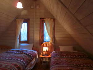 【Aヴィラのベッドルーム】屋根裏ベッドルームは木の温もりとナチュラルなインテリアが非日常を演出♪