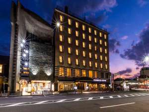 「アパホテル〈京都祇園〉EXCELLENT」のホテル外観　夜
