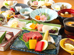 季節の会席（イメージ）。地元兵庫県産の但馬牛のミニステーキを含む会席料理です。