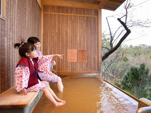 「神戸有馬温泉　元湯龍泉閣　～赤ちゃんも楽しめるお部屋食の宿～」の森の中のインフィニティ自家金泉露天風呂。足湯や森林浴もお楽しみいただけます。