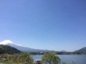 湖畔側からのお部屋から望む富士山と河口湖