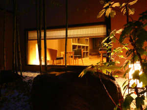 「旅館　大月苑」の外から見た夜のロビー