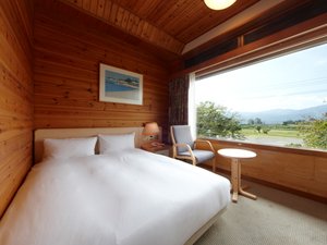 2階山側セミダブルルーム　140センチ幅のベッドが1台入った客室。