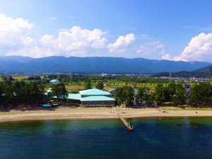 「奥琵琶湖マキノグランドパークホテル」のホテル外観上空から　プラベ―トビーチ　遠くは赤坂山